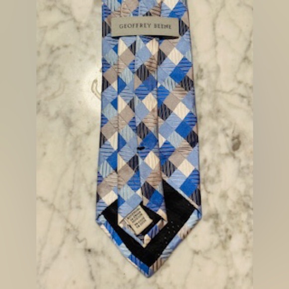 Geoffrey Beene Geometric Print Silk Tie - Picture 3 of 3